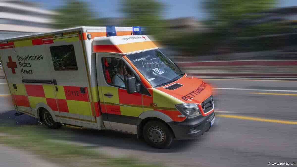 Kleintransporter erfasst Elektro-Krankenfahrstuhl: Mann in Graben geschleudert