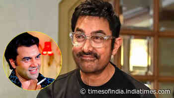 'Haath faavde ki tarah tha': Aamir on shaking hands with Dharmendra