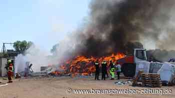 Rauchwolke über Salzgitter: Großbrand auf Deponie gelöscht