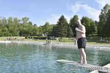 Springen verboten: Wassermangel in Freibad im Vogtland sorgt für Einschränkungen