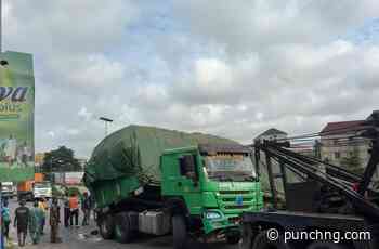 VIDEO: Gridlock in Lagos as trailers, cars collide in dual accidents