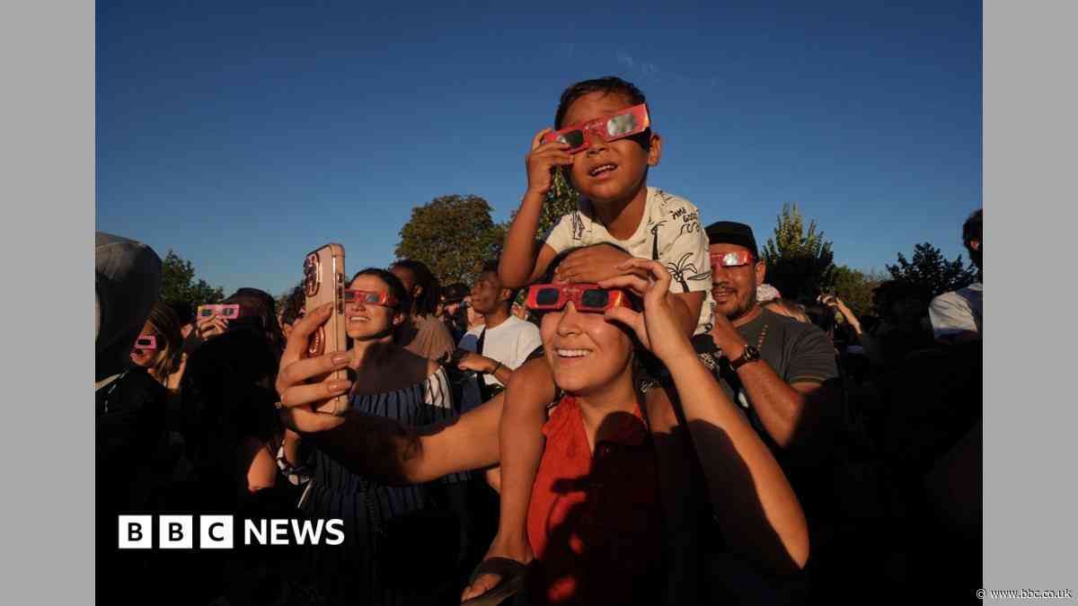 London looks up for partial solar eclipse