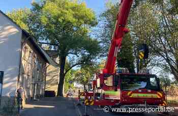 FW-DO: Ast auf Hausdach sorgt für aufwendigen Feuerwehreinsatz in Dortmund-Husen