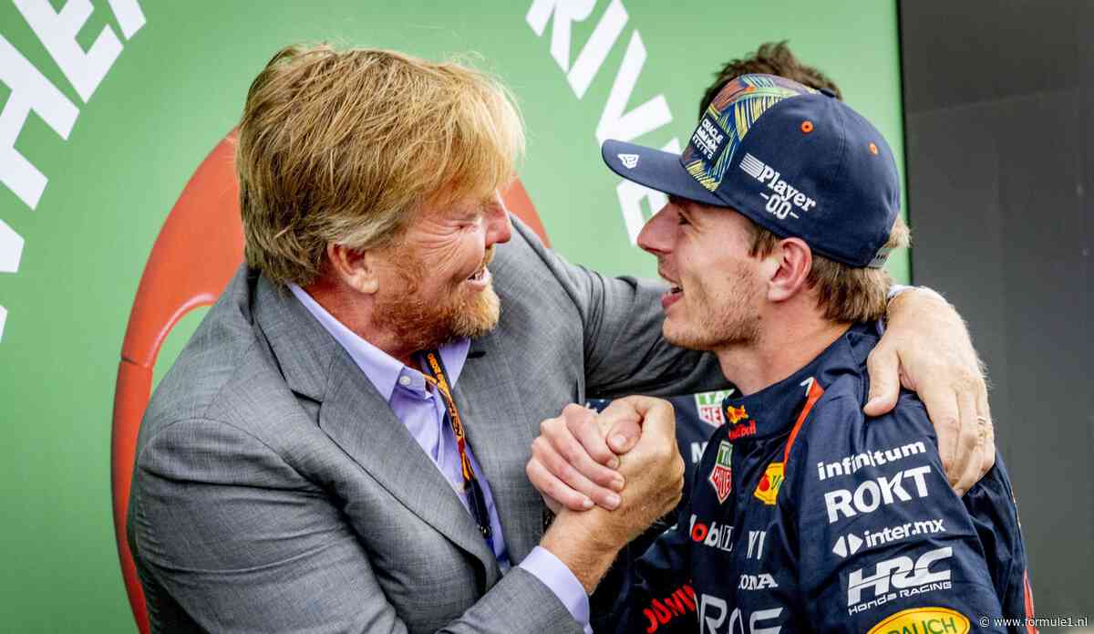 Koning Willem-Alexander reikt winnaarsbokaal  uit tijdens laatste Dutch GP op Zandvoort