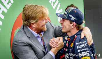 Koning Willem-Alexander reikt winnaarsbokaal  uit tijdens laatste Dutch GP op Zandvoort