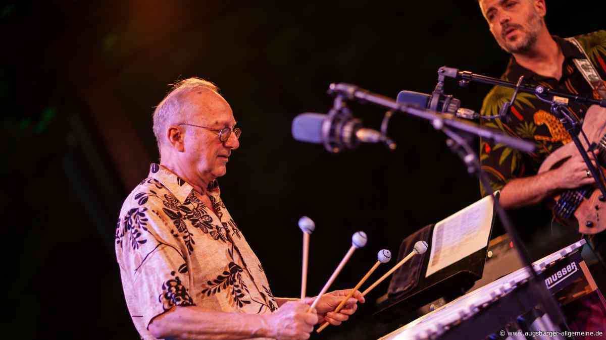 Stets kommt er mit allen vieren daher: Wolfgang Lackerschmids Konzert im Botanischen Garten