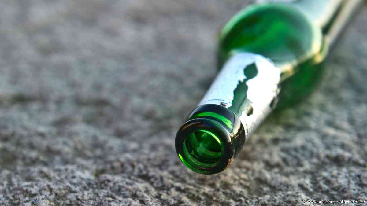 Streit zu früher Stunde in Augsburg: Unbekannter schlägt mit Glasflasche brutal zu