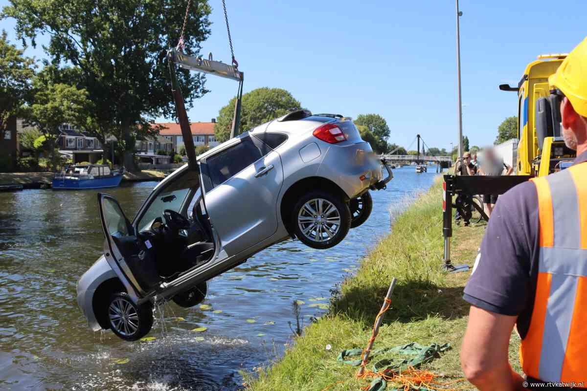 Geparkeerde auto rolt water in