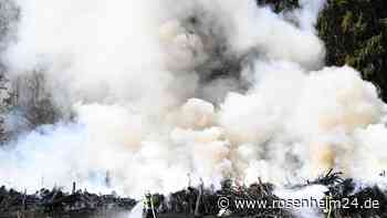 Waldbrand an der A8 auf Höhe des Hofoldinger Forstes – Rauchwolke weithin sichtbar