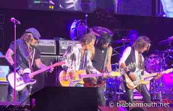 Watch: HOLLYWOOD VAMPIRES Joined By THE ROLLING STONES' RONNIE WOOD At European Tour Kick-Off