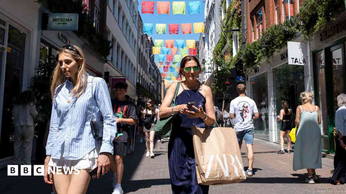 UK economy grows but experts warn of challenging months ahead
