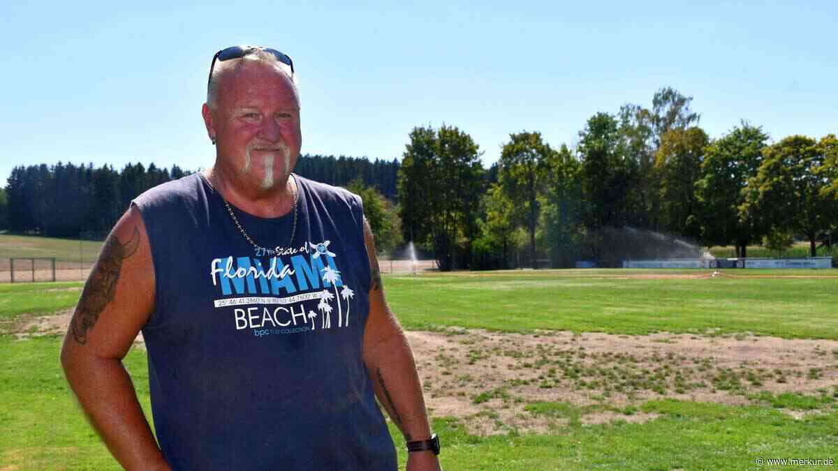 Fußballrasen verbrannt: Spiel verlegt – Schuld ist Sanierung der Halle