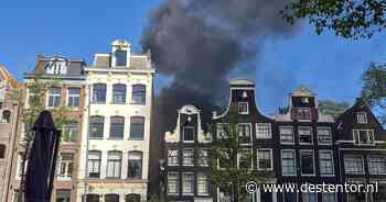 Zwarte rookwolken bij brand in het centrum van Amsterdam