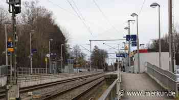 Ersatzbusse kommen nicht: 200 Reisende stranden an S-Bahnhof – mehrere rufen Polizei