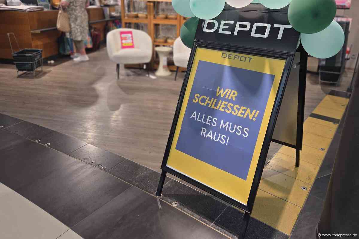 „Wir schließen“: Geschäft in der Galerie Roter Turm verkauft sogar Ladenregale