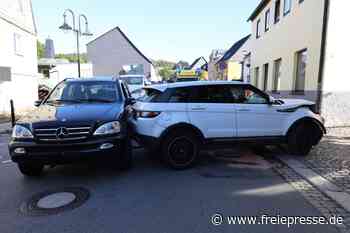 Range Rover prallt gegen Haus und kollidiert mit Mercedes – Kreuzung im Erzgebirge gesperrt