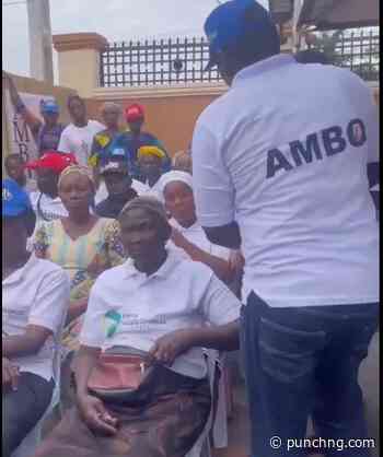 VIDEO:  Man in AMBO t-shirt shares N1,000 notes to women ahead of Osun poll