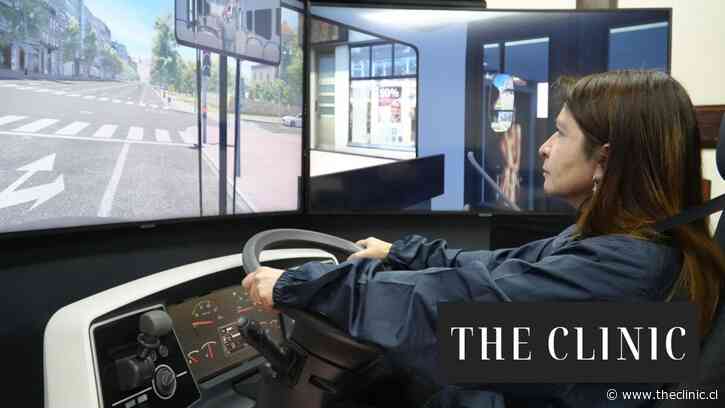 El programa para formar conductores de buses Red mayores de 50 que permitió a un mueblista de 60 años y a una dueña de casa reinventarse ante el desempleo