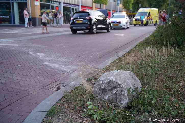 Automobilist naar ziekenhuis na botsing met grote steen
