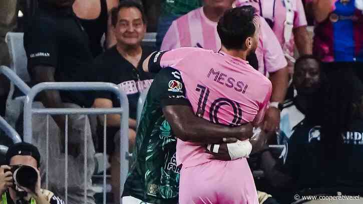 [VIDEO] El comentado abrazo de Messi con un jugador de León en pleno partido