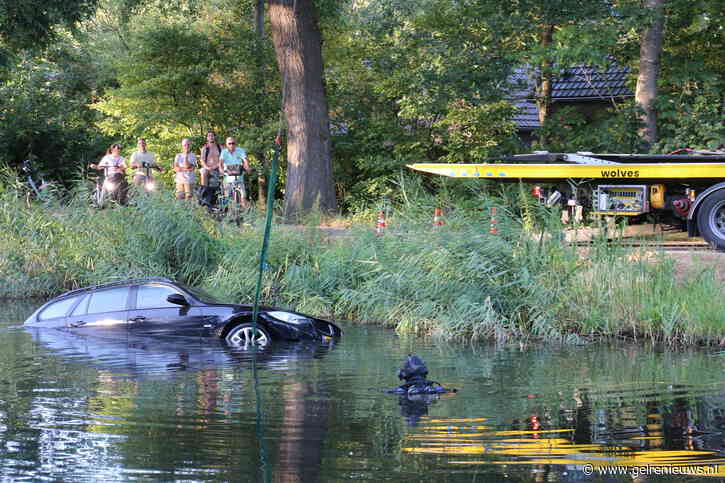 Auto te water geraakt en uren later uit kanaal getakeld