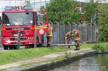 Residents Help Firefighters With Hosepipes, Buckets as Fire Tears Through Midlands