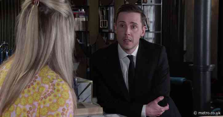 Todd stages return and immediately declares his love in Coronation Street