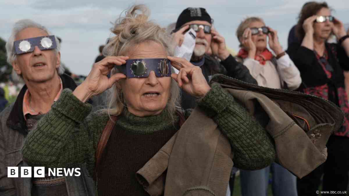 Hundreds enjoy eclipse atmosphere despite clouds