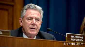 Top Commerce Committee Democrat presses airlines over AI ‘surveillance pricing’
