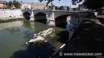 Brug van Romeinse keizer Nero komt uit Tiber omhoog door aanhoudende droogte