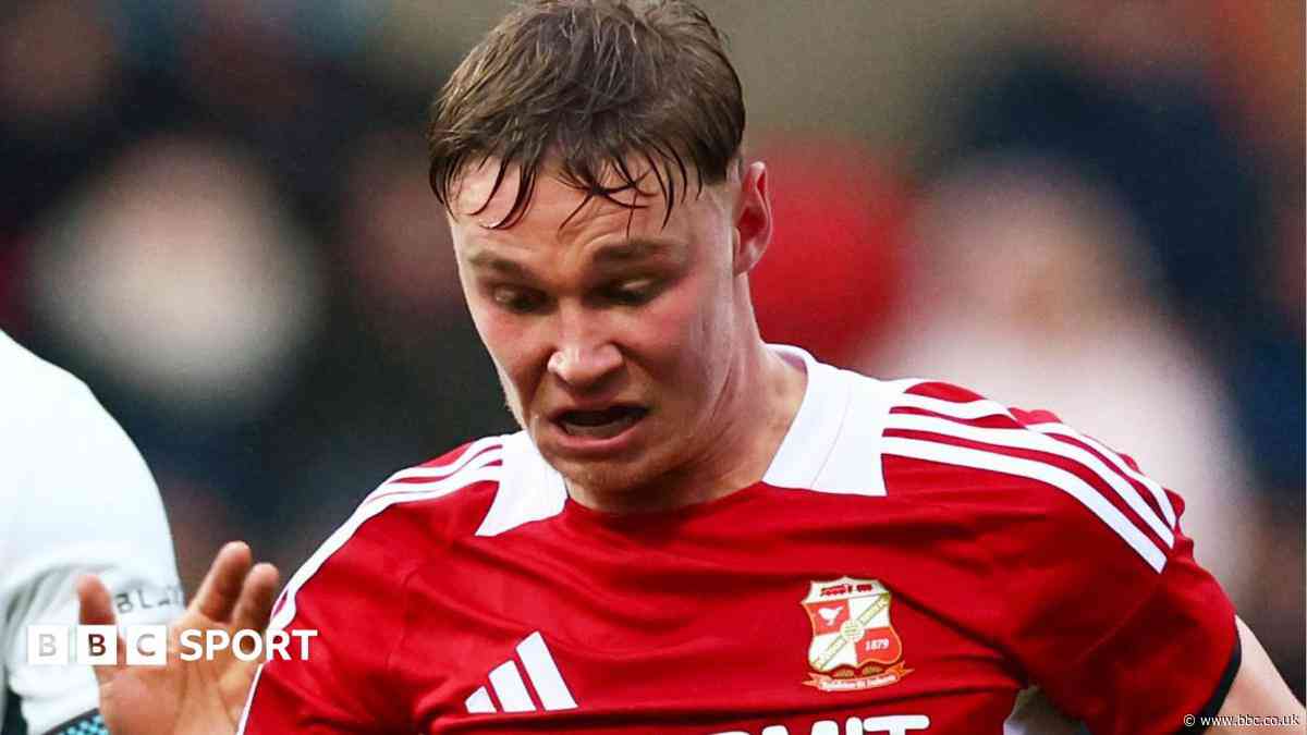 Glatzel signs three-year Swindon Town contract