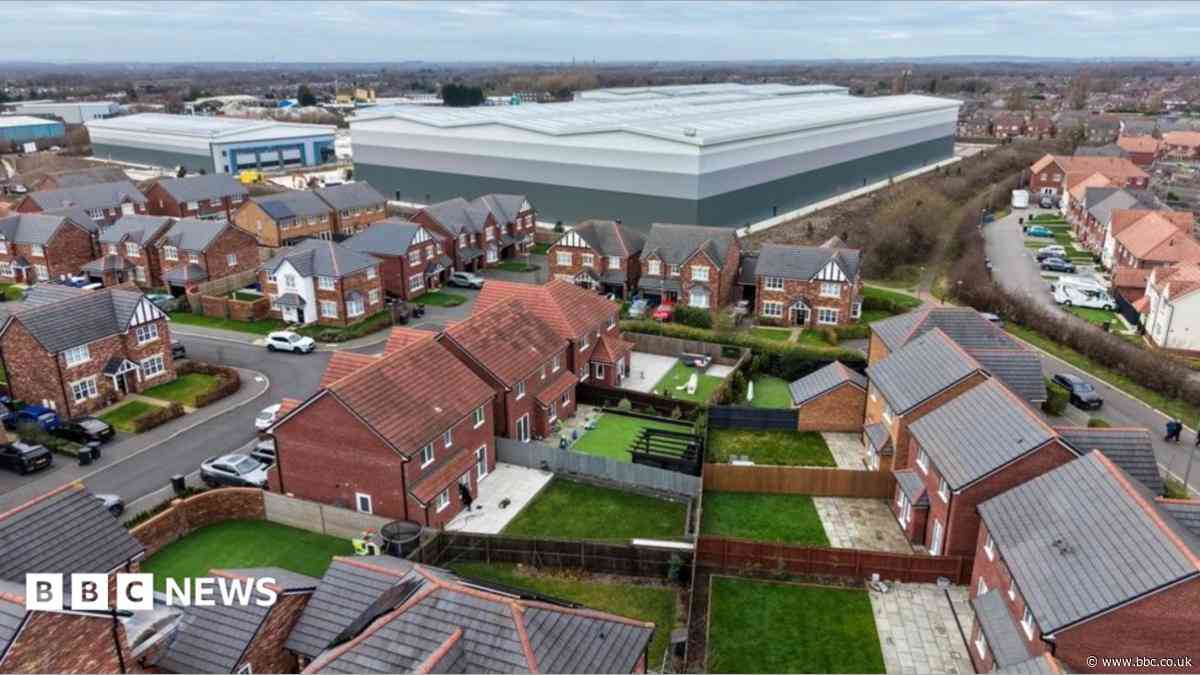 Mayor calls for warehouse planning changes