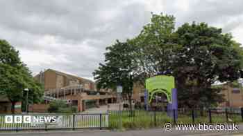 Man stabbed in shopping centre fight