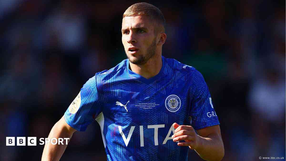 Mansfield sign Stockport defender Dodgson on loan