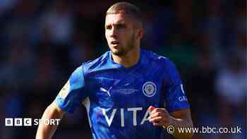 Mansfield sign Stockport defender Dodgson on loan