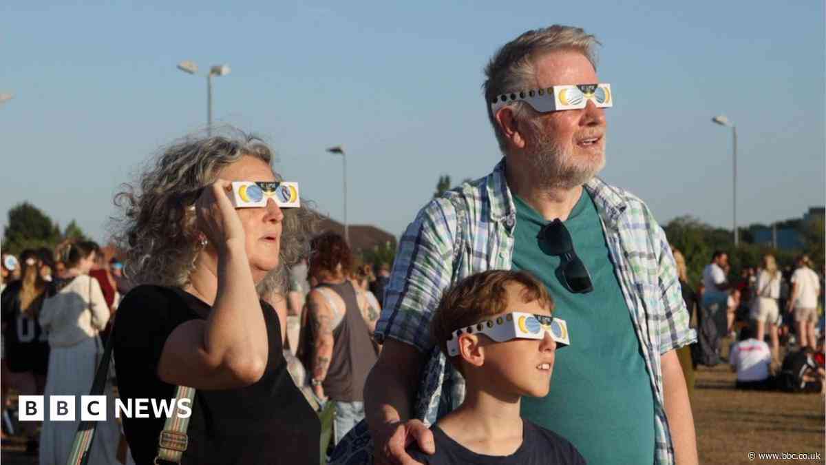 Hundreds gather to watch solar eclipse