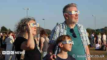 Hundreds gather to watch solar eclipse