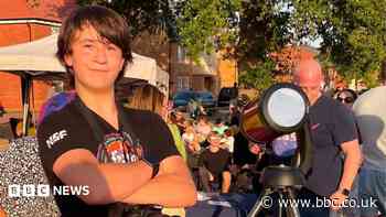 Hundreds attend teenager's eclipse party