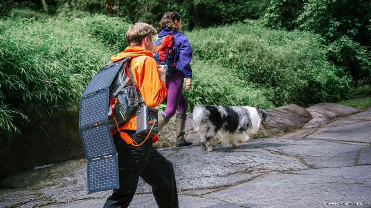 Jackery SolarSaga 40 Air: Faltbares Solarmodul lässt sich am Rucksack befestigen