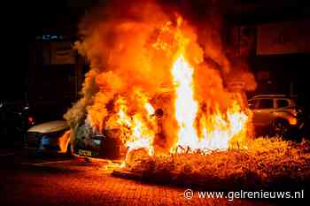 Bedrijfsbus in lichterlaaie in Arnhem, politie onderzoekt brandstichting