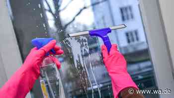 Diese Glasreiniger hinterlassen beim Putzen Schlieren auf den Fenstern