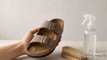 So wird das Fußbett von Sandalen wieder sauber – ein Trick sorgt für Aufsehen