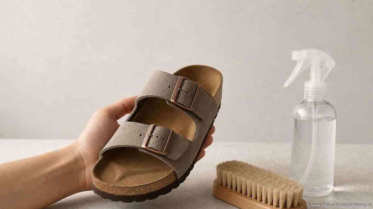 So wird das Fußbett von Sandalen wieder sauber – ein Trick sorgt für Aufsehen