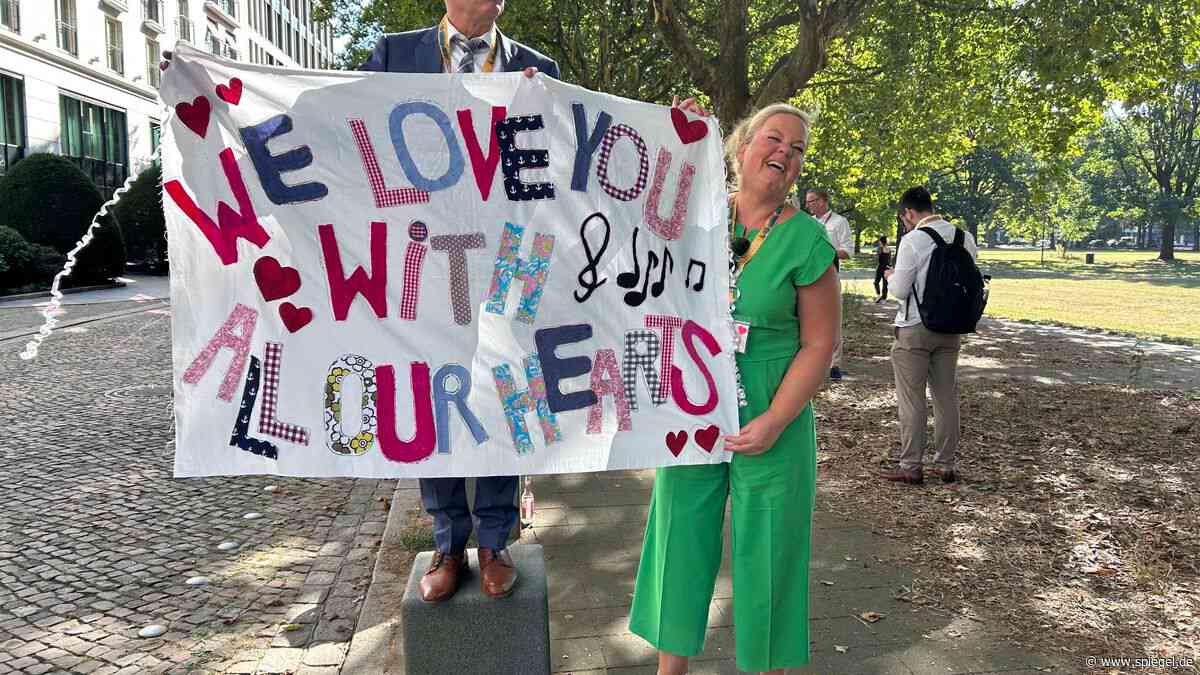 Zeugen Jehovas in Hamburg: Zehntausende feiern Gottesdienst im Volksparkstation des HSV