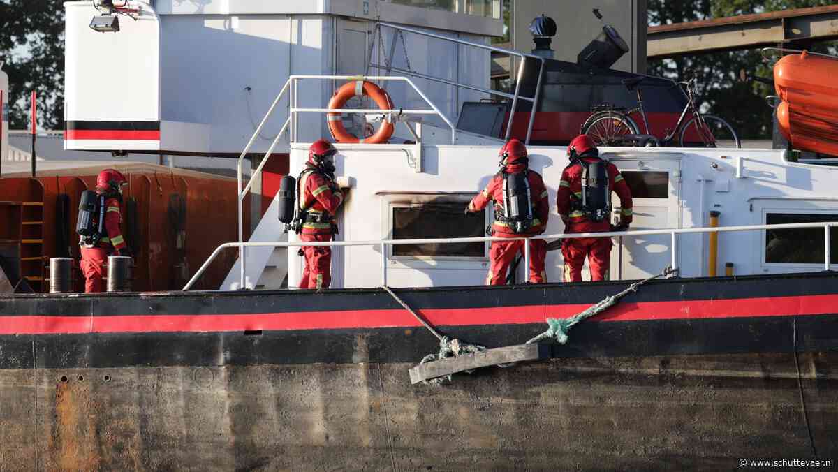 Brand verwoest roef van binnenvaartschip in Waterhuizen