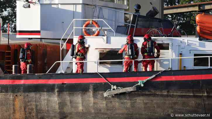 Brand verwoest roef van binnenvaartschip in Waterhuizen