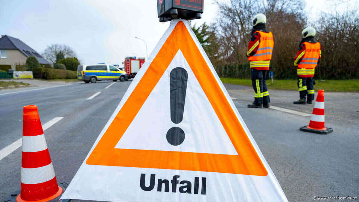 Schwerer Unfall in Oberbayern: Auto kollidiert wohl auf Gegenfahrbahn mit Lastwagen