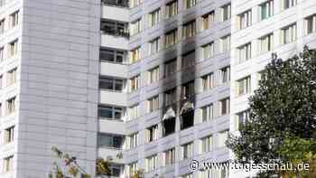 Brand in Berliner Hochhaus - Evakuierung über Drehleitern