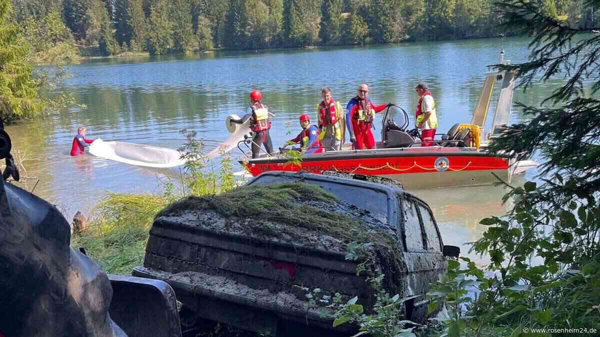 Oldtimer mehr als 30 Jahre verschwunden: Rätselhafter BMW aus Fluss in Oberbayern gezogen