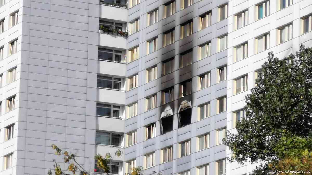 Brand in Berliner Hochhaus - Evakuierung über Drehleitern